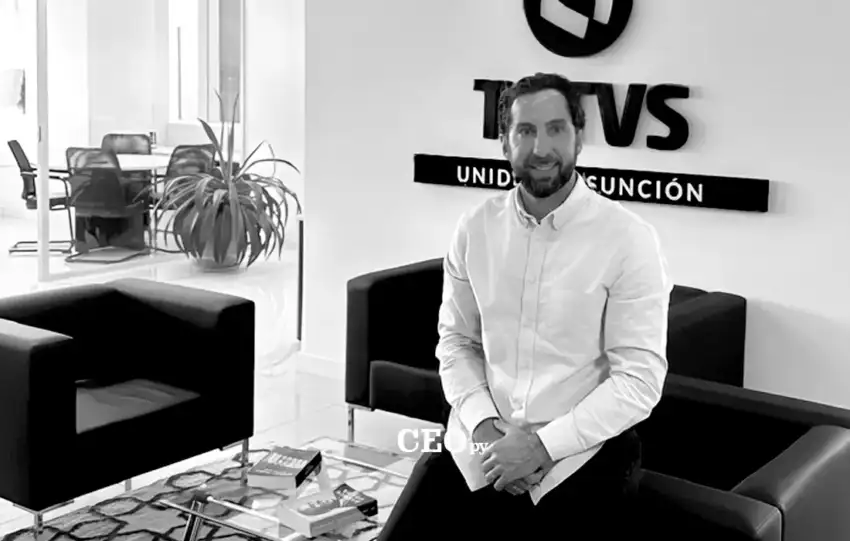 Alexandre Apendino, vicepresidente de TOTVS, durante su visita a Paraguay, destacando el potencial del país como hub tecnológico regional.