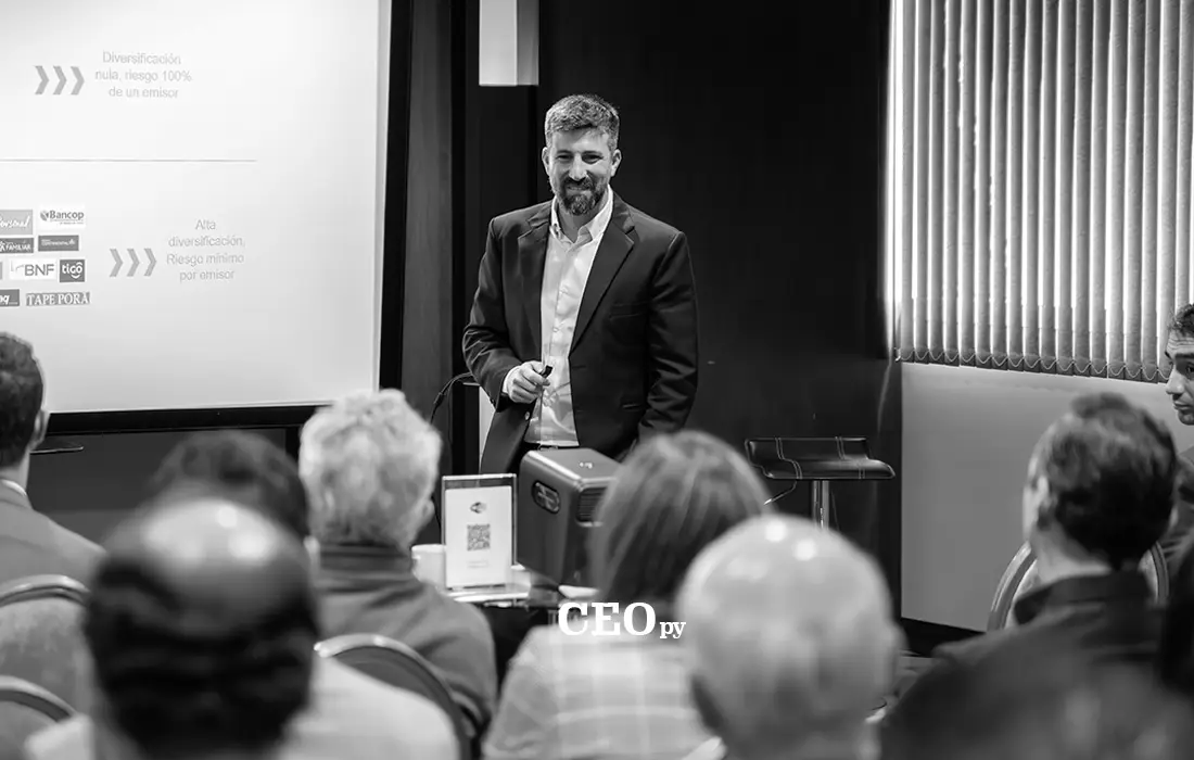 Empresarios en el desayuno de PUENTE y la Cámara de Comercio Paraguayo-Francesa sobre análisis macroeconómico en Asunción