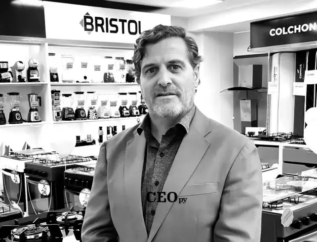 Walter Adrián Cariotto, gerente digital de Bristol, hablando sobre confianza digital y experiencia omnicanal en Paraguay.